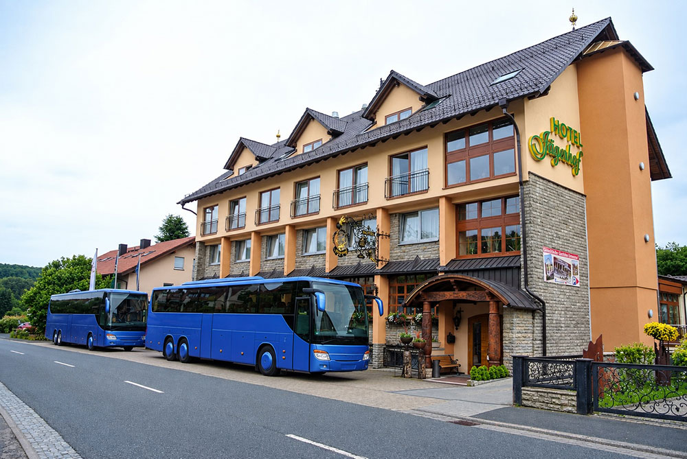 Reisegruppen Busreisen | Bild mit KI geändert